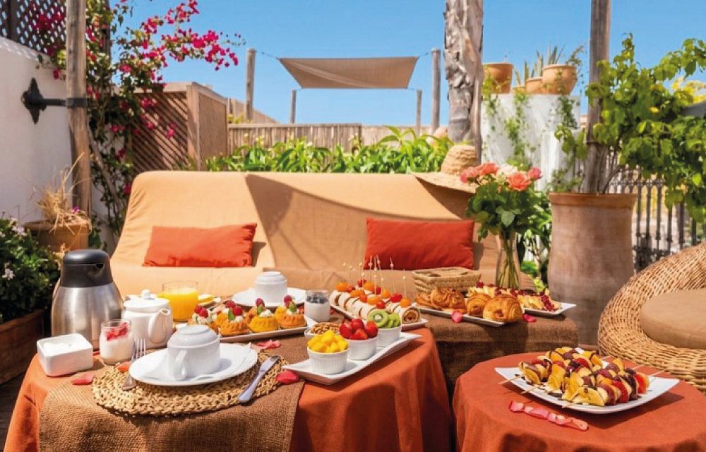 PETIT-DEJEUNER-EN-TERRASSE-AU-JARDIN-DES-SENS-&-SPA-7