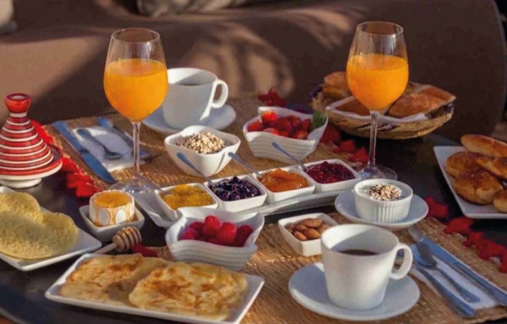 Petit-dejeuner-en-terrasse-RIAD-JARDIN-DES-SENS-1-&-SPA